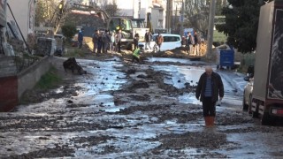 Su borusu patladı, yollar dere gibi aktı