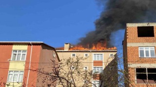 Sultanbeylide apartman çatısı alev alev yandı