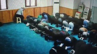 Sultangazide cuma namazı kılan babanın, oğlu ile imtihanı
