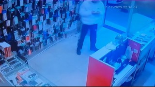 Sultangazide esnafın dalgınlığından faydalanıp telefonu böyle çaldı