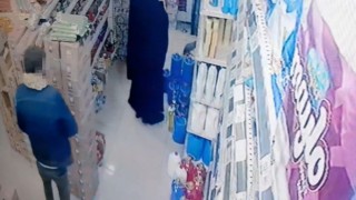 Sultangazide markete giren hırsız, çaldığı ürünleri göğsüne sakladı: O anlar kamerada