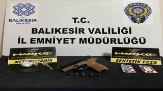 Şüpheli araçtan hem silah hem uyuşturucu ele geçirildi