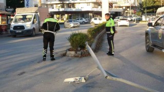 Sürücü hapşırınca kontrolden çıkan midibüs elektrik direğine çarptı