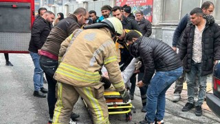 Sürücüsünün kontrolünden çıkan araç kız yurdunun duvarına çarptı: Kaza anı kamerada