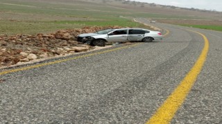 Sürücüsünün kontrolünden çıkan otomobil taş yığınına çarptı: 4 yaralı