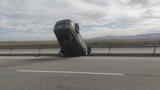 Takla atıp refüje giren otomobilde 2 kişi yaralandı