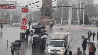 Taksimde etkili olan sağanak yağış ve rüzgar vatandaşlara zor anlar yaşattı