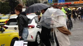 Taksimde kuvvetli rüzgar ile yağış vatandaşlara zor anlar yaşattı
