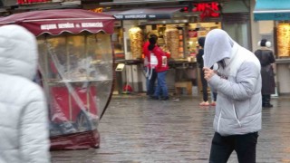 Taksimde kuvvetli rüzgar ile yağış vatandaşlara zor anlar yaşattı