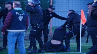 Taraftarlar kırdıkları koltukları sahaya fırlattı, polis biber gazıyla müdahale etti