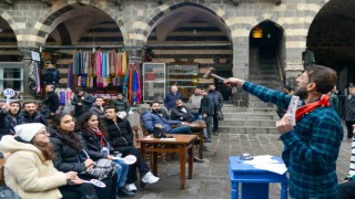 Tarihi Hasan Paşa Hanında kitap mezadı