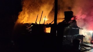 Tek katlı evde yangın çıktı, 1 kişi dumandan etkilendi