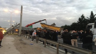 TEMde damperi açılan tır yön levhasını devirdi: Ankara istikameti trafiğe kapandı