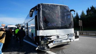 TEMde yolcu otobüsü tıra çarptı: 13 yaralı