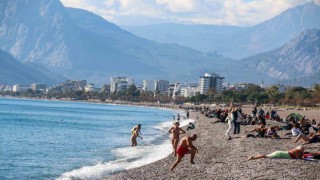 Termometrelerin 19 dereceyi gösterdiği Antalyada Aralık ayında deniz keyfi