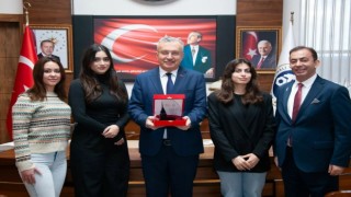 Tıp Kongresinde derece alan öğrencilerden Rektör Levente ziyaret
