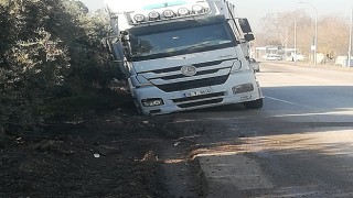Tır yol çalışmasına saplandı
