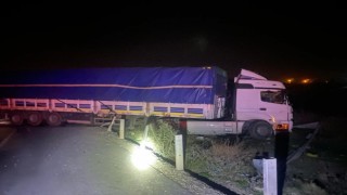 Tıra arkadan çarpan otomobilin sürücüsü yaralandı