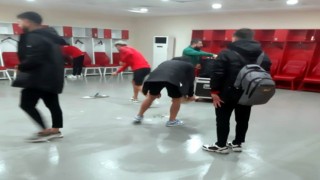 Tokat Belediye Plevnespor futbolcuları, maçın ardından soyunma odasını temizledi