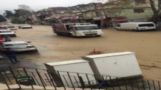 Trabzonda su borusu patladı, yollar göle döndü
