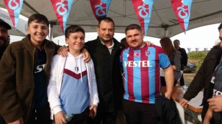 Trabzonspor Başkanı Ertuğrul Doğan, taraftarlara hamsi ikram etti