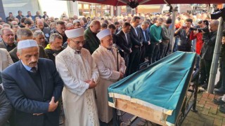 Trabzonun Beşikdüzü ilçesinde dalgalara kapılan lise öğrencilerinden Emir Berke Aşık Vakfıkebir ilçesinde toprağa verildi