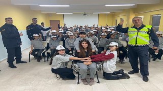 Trafik jandarma ekipleri öğrencileri bilgilendirdi