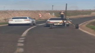 Traktörlerle çekilen helezon makinesini otomobile bağlayarak çekti
