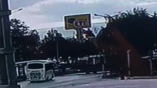 Tramvaya çarpmamak için direksiyonu kırdı, yayaya çarptı; 1 kişi yaralandı