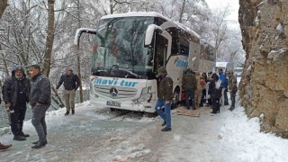 Tuncelide kayganlaşan yolda kaza: 3 yaralı