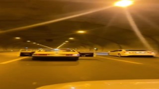 Tünelde aracın kapılarını açarak yolculuk yaptılar