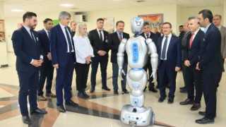 Turgut Özal Tıp Merkezinde yapay zekalı robotlar iş başında