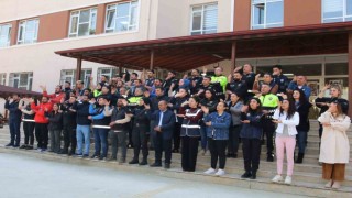 Türk polisinden işaret diliyle İstiklal Marşı