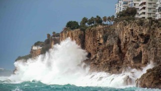 ‘Turuncu kod verilen Antalyada falezlere çarpan dev dalgalar 30 metre havaya yükseldi