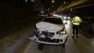 U dönüşü yapan otomobile arkadan çarptı:3 yaralı