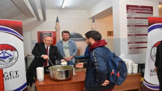 Üniversite öğrencilere sıcak çorbayı tek tek ikram etti