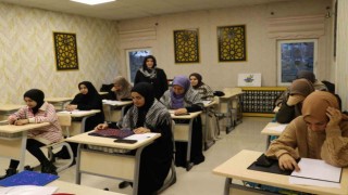 Üniversite öğrencileri görme engelliler için Braille yazı sistemini öğreniyor