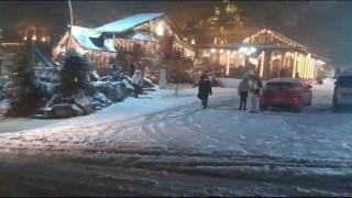 Ünlü turizm merkezi Kartepede kar yağışı etkili oluyor