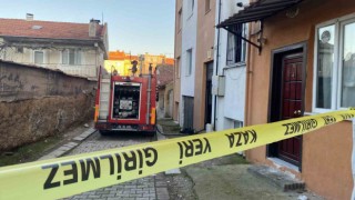 Uşakta 3 katlı binada çıkan yangında bir kişi dumandan etkilendi