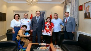 Vali Akbıyık, şampiyon Elife altın hediye etti