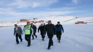Vali Ali Çelik, yatırımcıları ve kayak severleri Hakkariye davet etti