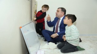Vali Eldivan özel çocuklarla bir araya geldi
