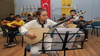 Van Büyükşehir Belediyesinin bağlama kursuna yoğun ilgi
