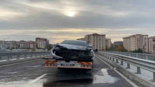 Viyadükte kontrolden çıkan otomobil refüje çarptı