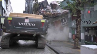 Yağmur nedeniyle kayan ağır hasarlı bina, birkaç darbeyle yerle bir oldu