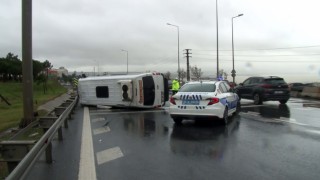 Yağmur nedeniyle kayganlaşan yolda minibüs devrildi: 1 yaralı
