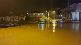 Sakarya'da Yağmur taşkınlara sebep oldu, iş yerleri sular altında kaldı