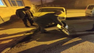 Yakalanacaklarını anlayınca çaldıkları motosikleti bırakıp kaçtılar