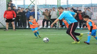 Yalovada kurum müdürleri öğrencilerle futbol maçı yaptı