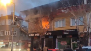 Yangında evde dumandan etkilenen 3 kişiyi itfaiye kurtardı